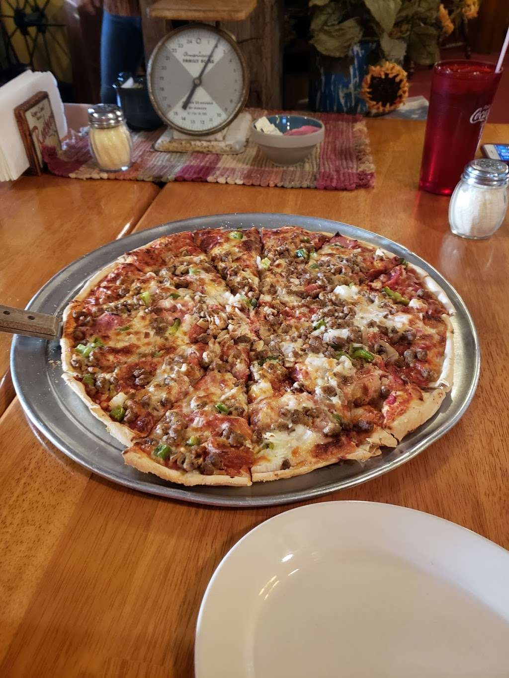 Pizza Royal | 5723 Lake Ave, St Joseph, MO 64504, USA | Phone: (816) 238-4655