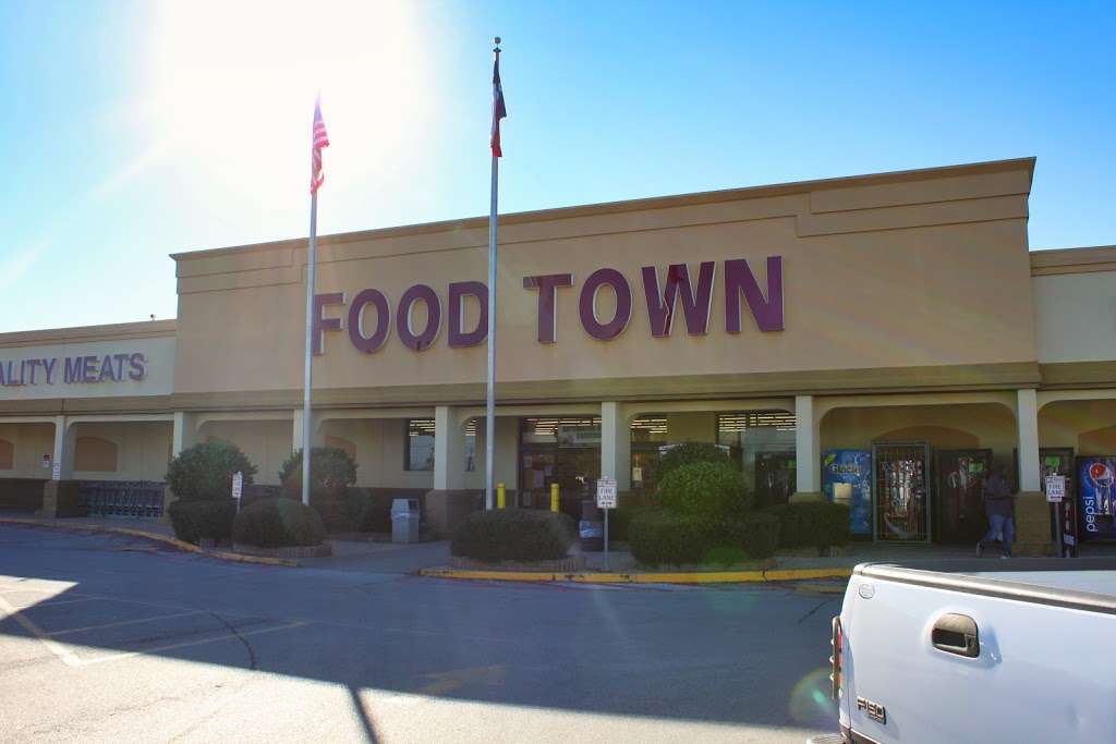 Food Town | 302 N Main St, Highlands, TX 77562 | Phone: (281) 426-4531