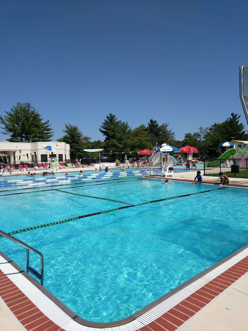 Ellen E Linson Swimming Pool | Parkway, 5211 Paint Branch Dr, College Park, MD 20740, USA | Phone: (301) 277-3719