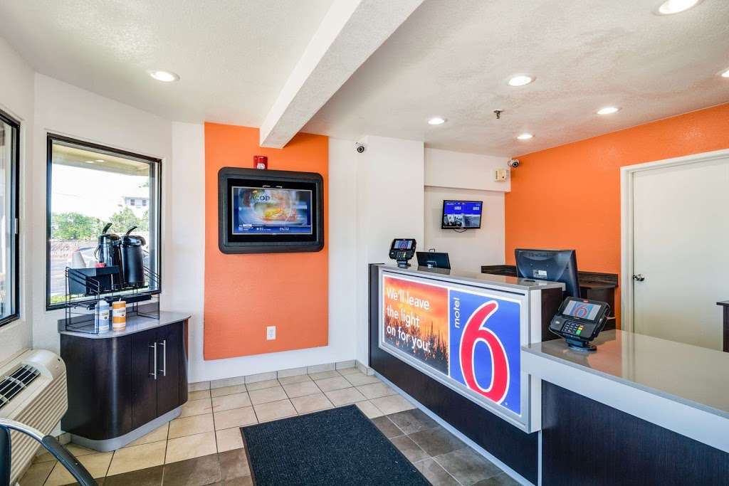 Motel 6 Chicago OHare - Schiller Park | 9408 Lawrence Ave, Schiller Park, IL 60176, USA | Phone: (847) 671-4282