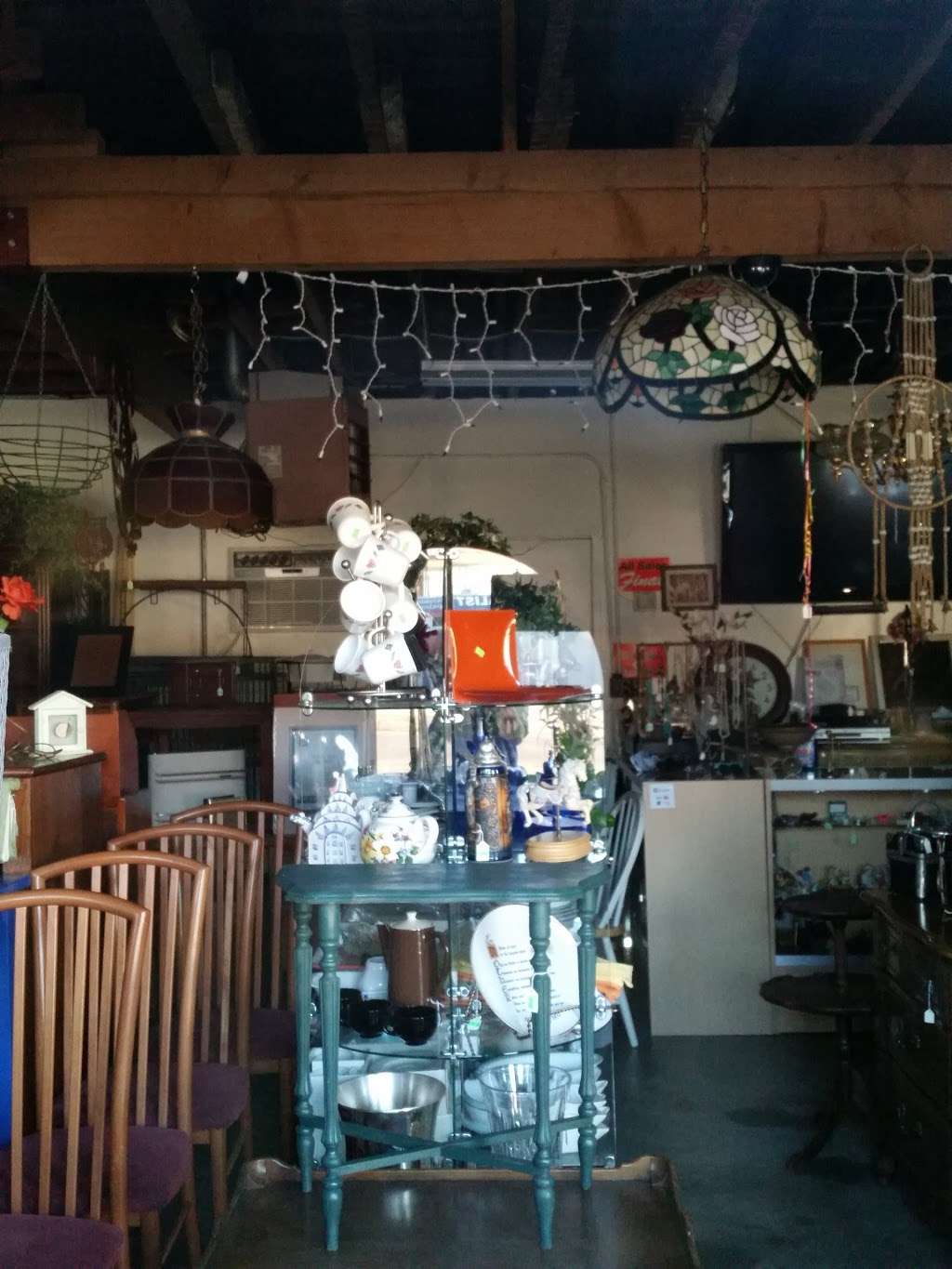 yellow house thrift shop | 1846 E Walnut St, Pasadena, CA 91107, USA | Phone: (626) 840-2302