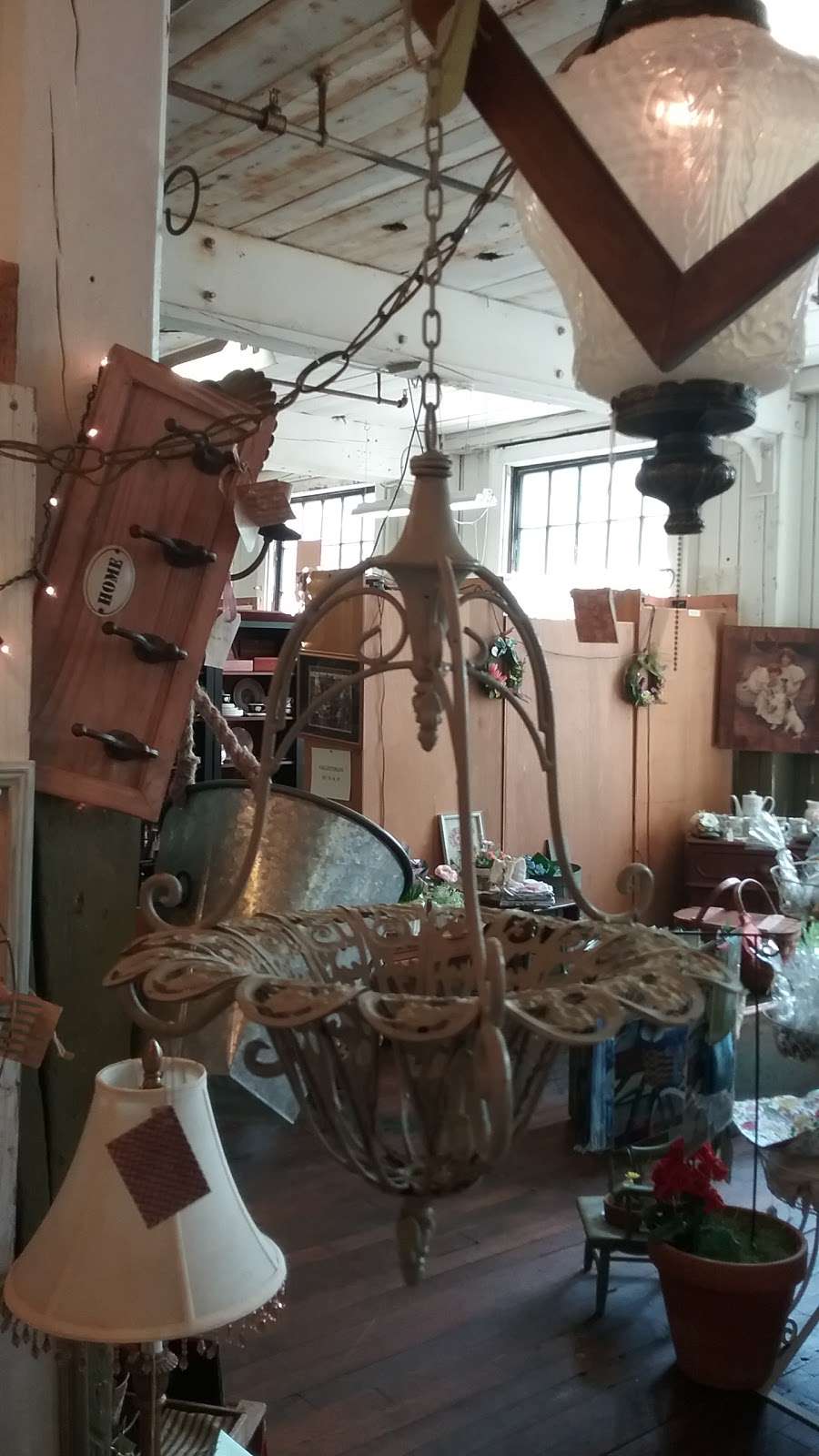 Bernat Mill Antiques | 89 Elmdale Rd, Uxbridge, MA 01569, USA | Phone: (508) 278-5525