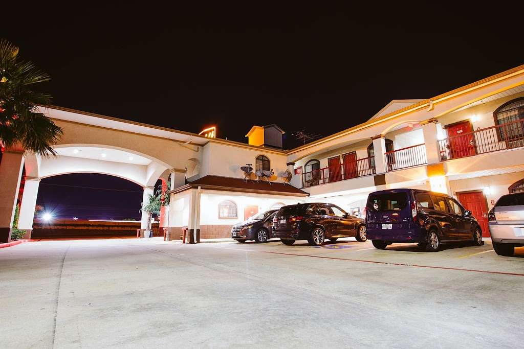 Palace Inn Baytown @ Garth Rd | 5244 East Fwy, Baytown, TX 77521, USA | Phone: (281) 421-5550