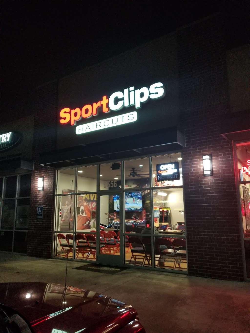 Sport Clips Haircuts of 152 Hwy and North Oak | 9556 N McGee St, Kansas City, MO 64155 | Phone: (816) 468-1716