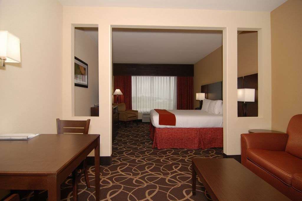 Holiday Inn Express & Suites Houston South - Pearland | 13931 South Fwy, Pearland, TX 77047, USA | Phone: (713) 434-7373