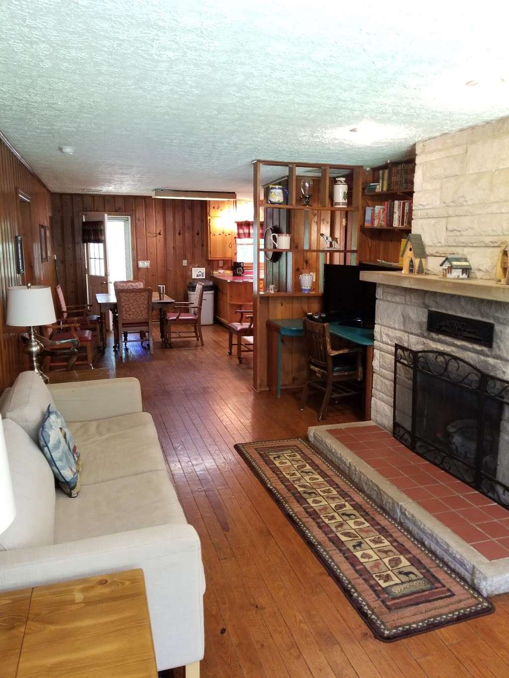 Boulders Lodge Vacation Home | 461 E Fruitdale Rd, Morgantown, IN 46160 | Phone: (317) 508-2628