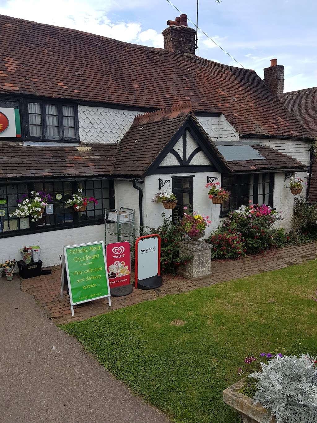 Village Shop and Post Office | 54-58 High St, Dormansland, Lingfield RH7 6PY, UK | Phone: 01342 832361
