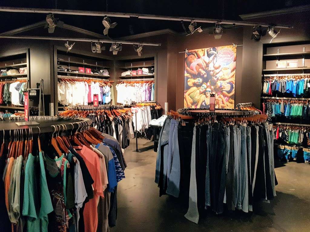 Hollister Co. Outlet | 3000 Grapevine Mills Pkwy, Grapevine, TX 76051, USA | Phone: (972) 874-2200