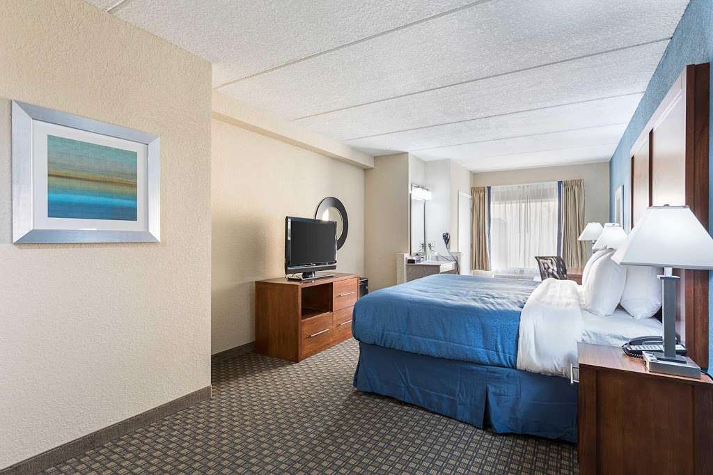 Quality Inn & Suites Heritage Park | 2039 E Irlo Bronson Memorial Hwy, Kissimmee, FL 34744, USA | Phone: (407) 449-4777