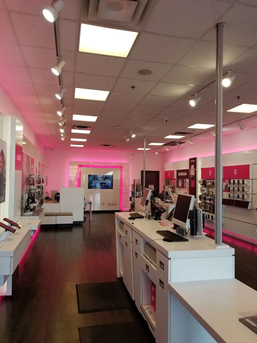 T-Mobile | 7625 W Lower Buckeye Rd, Phoenix, AZ 85043, USA | Phone: (623) 474-4920