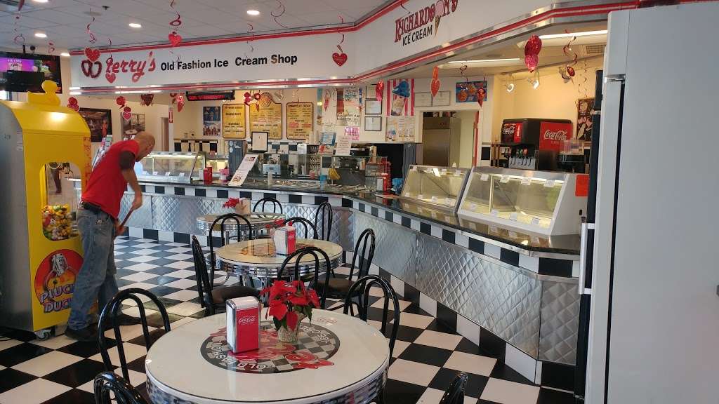 Terrys Old Fashion Ice Cream Shop | 22 Atlantic Ave, Marblehead, MA 01945, USA | Phone: (781) 639-2373