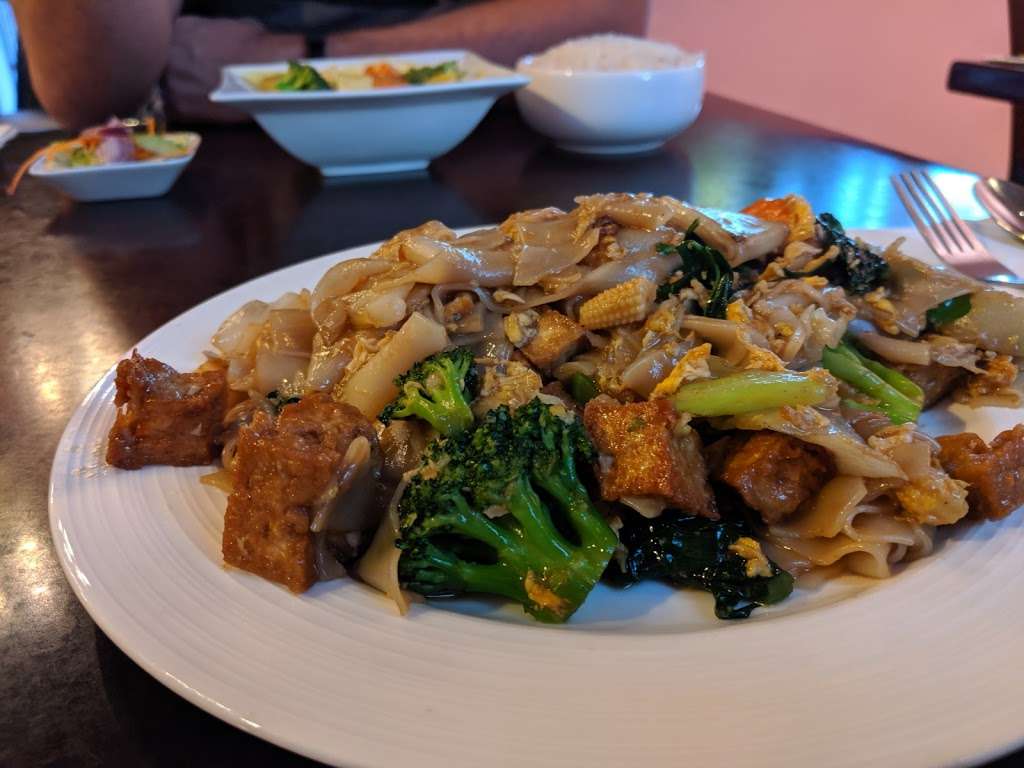 King Of Thai Noodle Restaurant and Bar | Nut Tree Village, 1679 E Monte Vista Ave, Vacaville, CA 95688, USA | Phone: (707) 455-7150