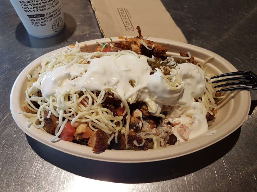 Chipotle Mexican Grill | 2341 Old Willow Rd, Glenview, IL 60025 | Phone: (847) 724-8580