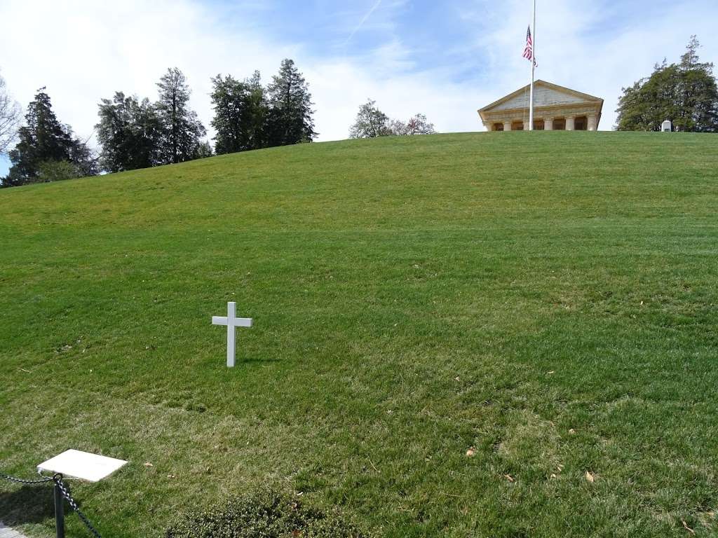 Robert F. Kennedy Gravesite | Sheridan Dr, Arlington, VA 22204, USA | Phone: (877) 907-8585