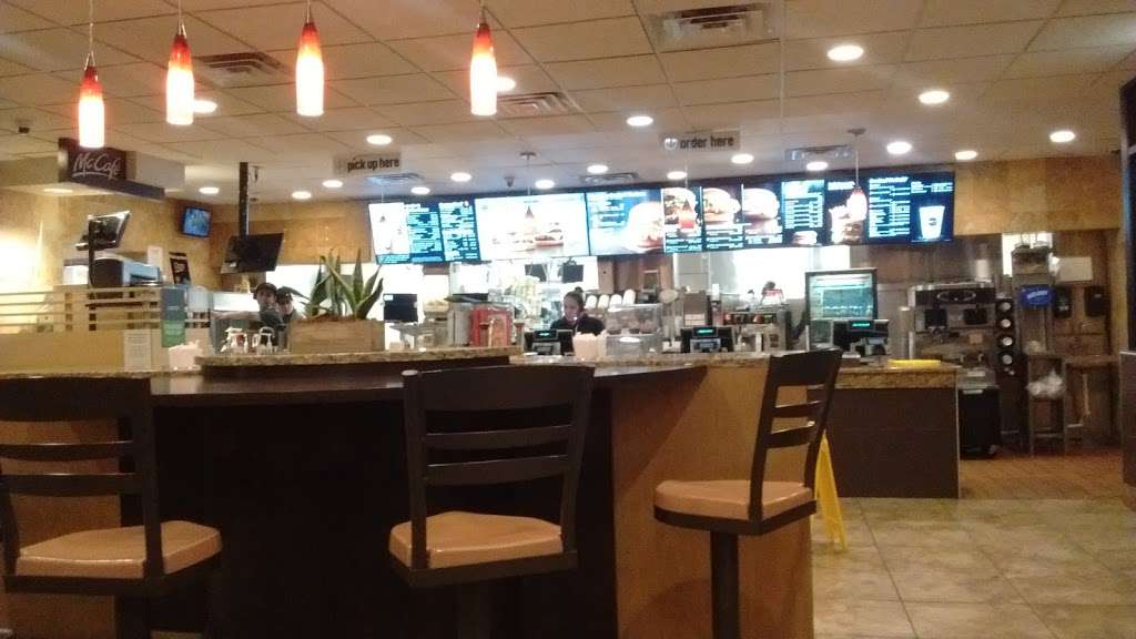 McDonalds | 3241 W Peterson Ave, Chicago, IL 60645, USA | Phone: (773) 588-8860