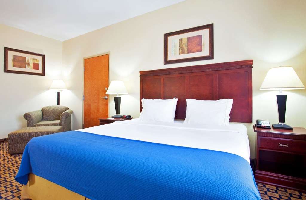 Holiday Inn Express & Suites Chicago North-Waukegan-Gurnee | 611 Lakehurst Rd, Waukegan, IL 60085, USA | Phone: (847) 473-4400