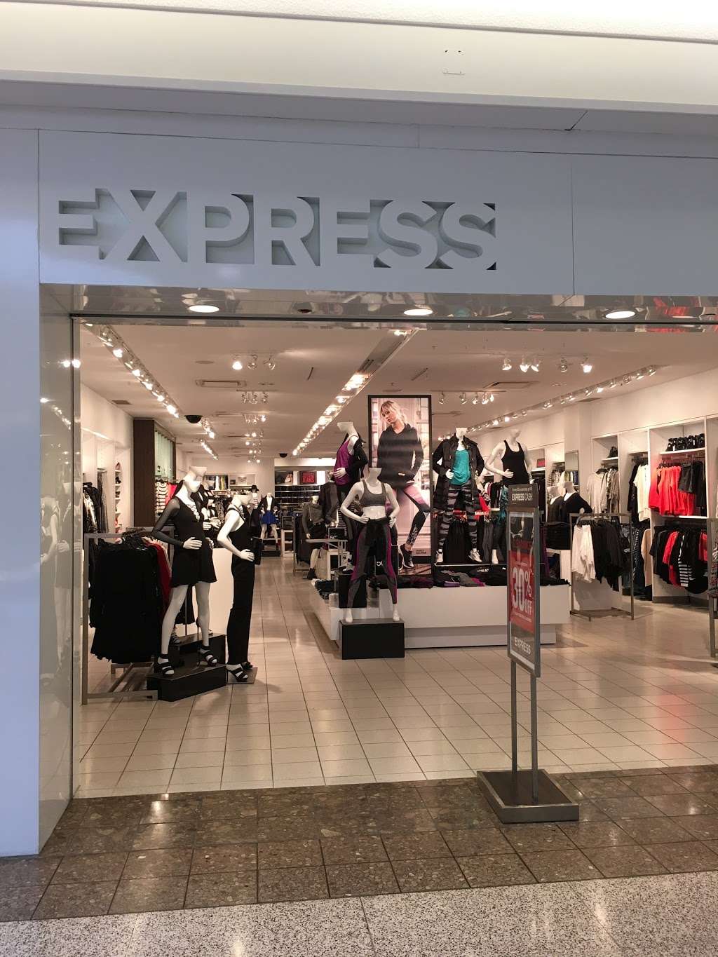 Express | 2121 Southlake Mall, Merrillville, IN 46410, USA | Phone: (219) 736-0466