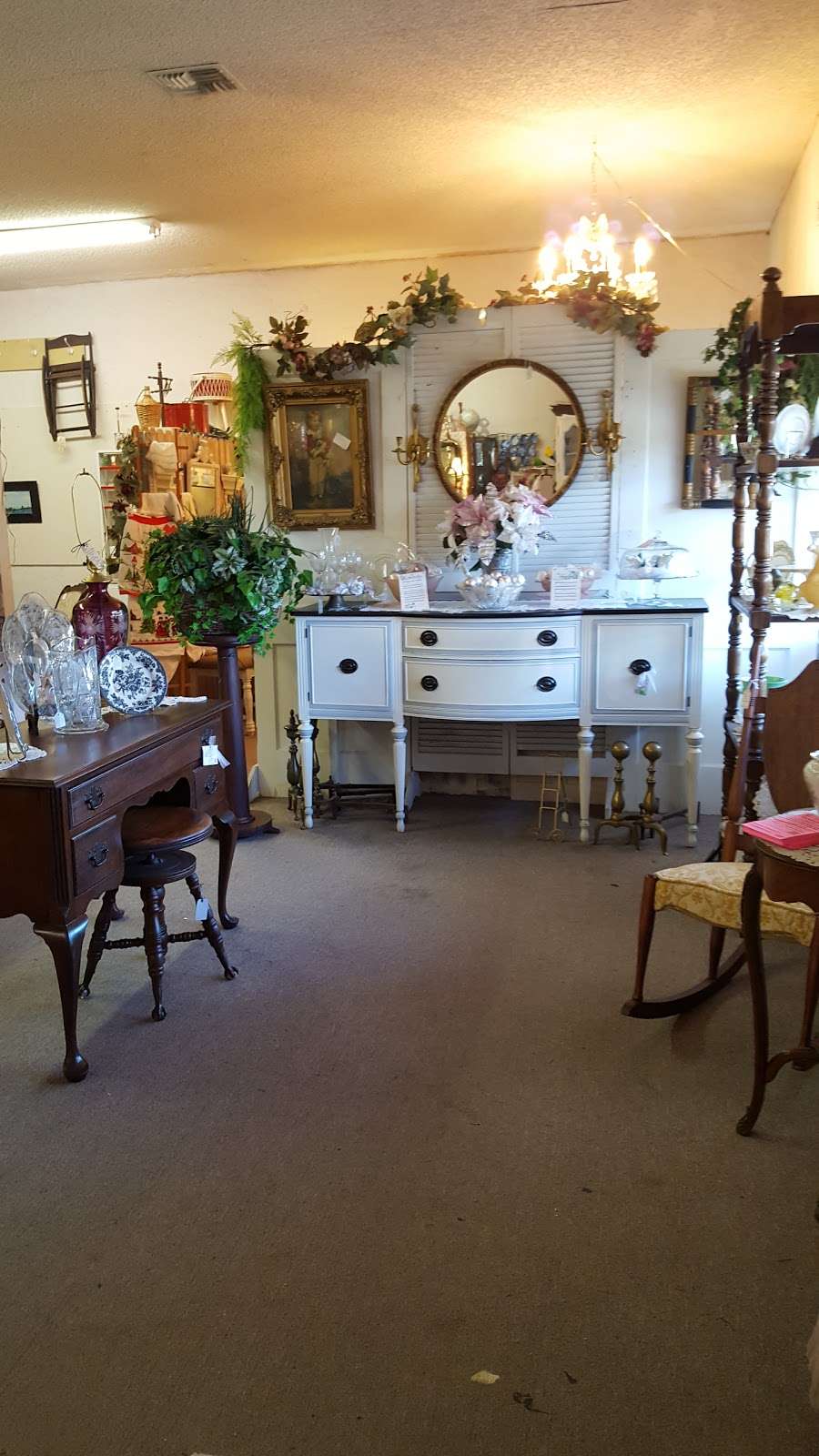 Mossy Oaks Antique Mall 6260 | 6260 SE 118th Pl, Belleview, FL 34420, USA | Phone: (352) 307-0090