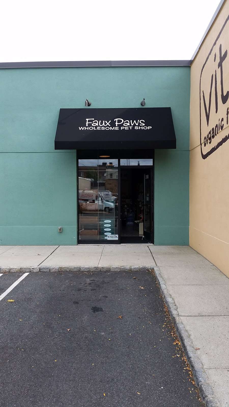 Faux Paws Wholesome Pet Shop | 318 Springfield Ave, Summit, NJ 07901, USA | Phone: (908) 516-2701