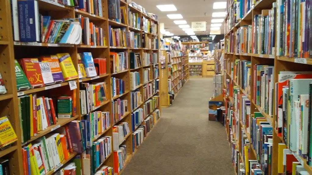 Half Price Books | 5605 W Touhy Ave, Niles, IL 60714 | Phone: (847) 588-2286