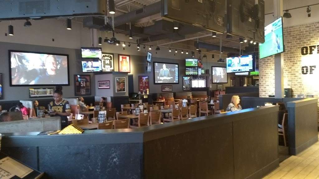 Buffalo Wild Wings | 74 S Weber Rd, Romeoville, IL 60446, USA | Phone: (815) 372-2999