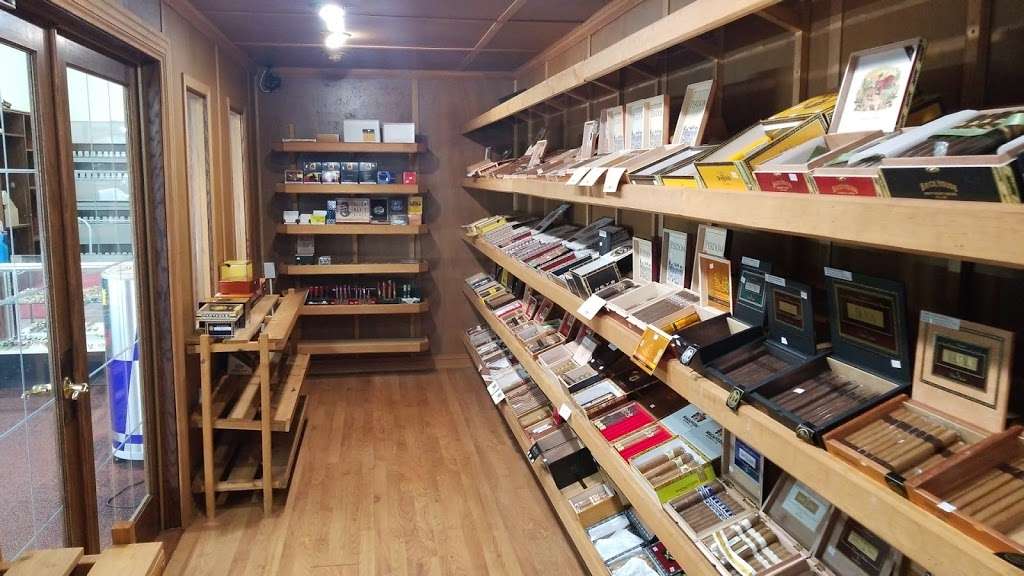 Smoke world vape #3 | 4267 W Layton Ave, Greenfield, WI 53221, USA | Phone: (414) 231-9221