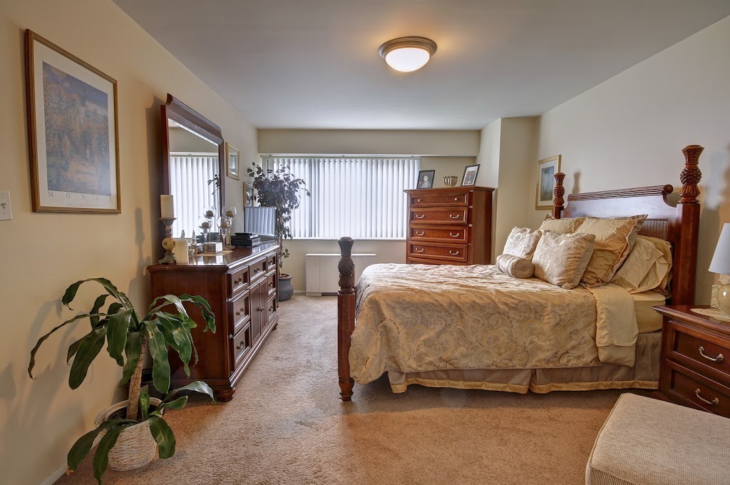 Marine Towers West Apartments | 12540 Edgewater Dr, Lakewood, OH 44107, USA | Phone: (866) 638-1305