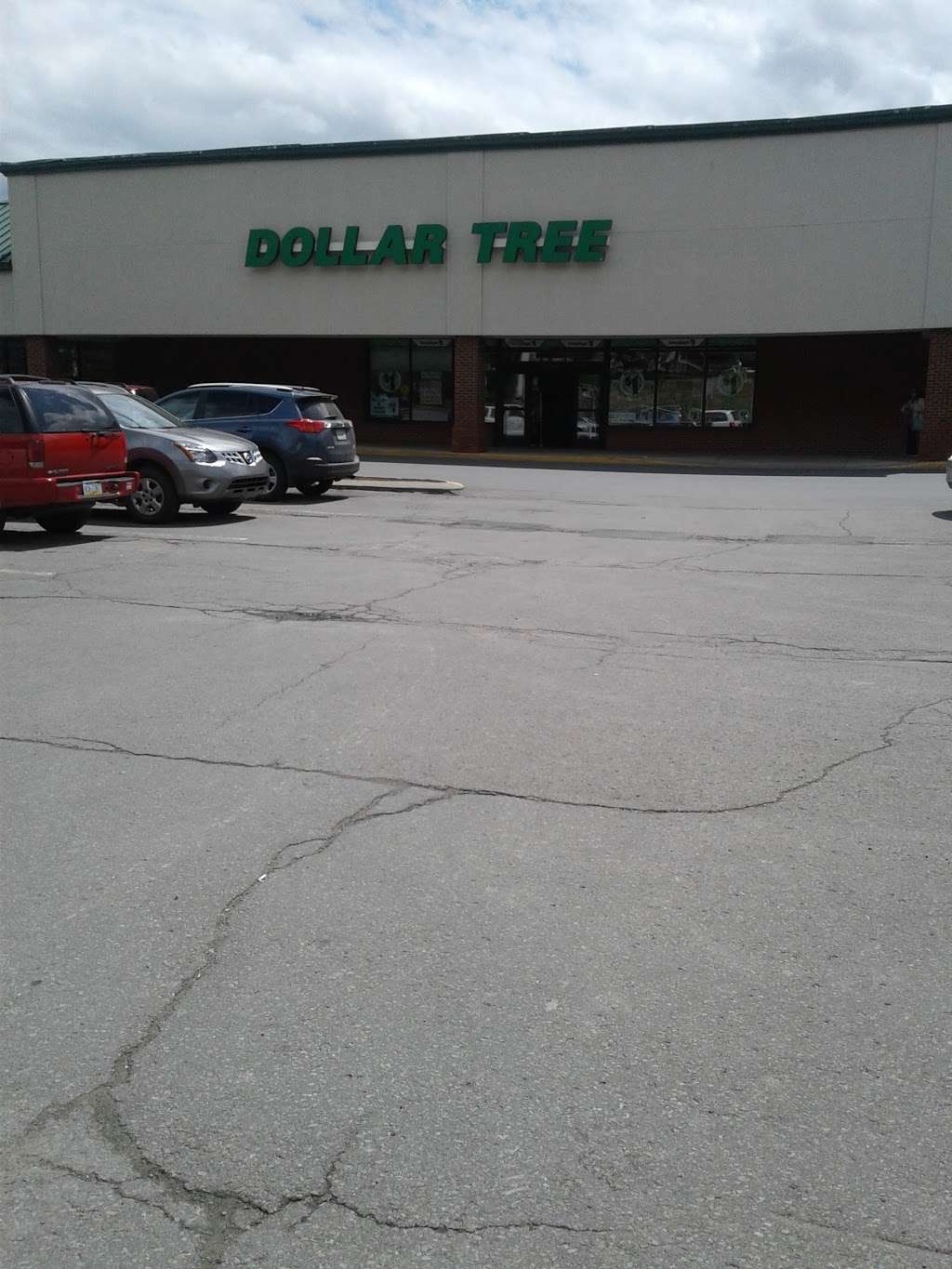 Dollar Tree | 650 Old Willow Ave Unit B, Honesdale, PA 18431, USA | Phone: (272) 216-6000