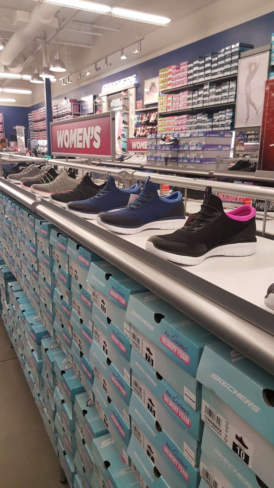 SKECHERS Factory Outlet | 5701 Outlets at Tejon Pkwy #350, Arvin, CA 93203 | Phone: (661) 858-2650