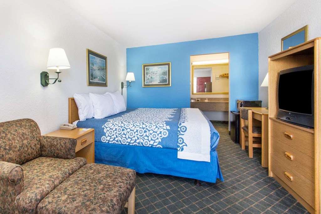 Days Inn by Wyndham West Palm Beach | 2300 45th St, West Palm Beach, FL 33407, USA | Phone: (561) 331-3153