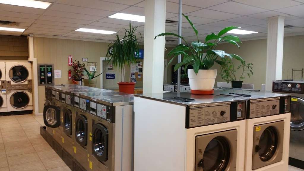 Bellas Laundry Room | 2520 S Crysler Ave, Independence, MO 64052 | Phone: (816) 835-7987