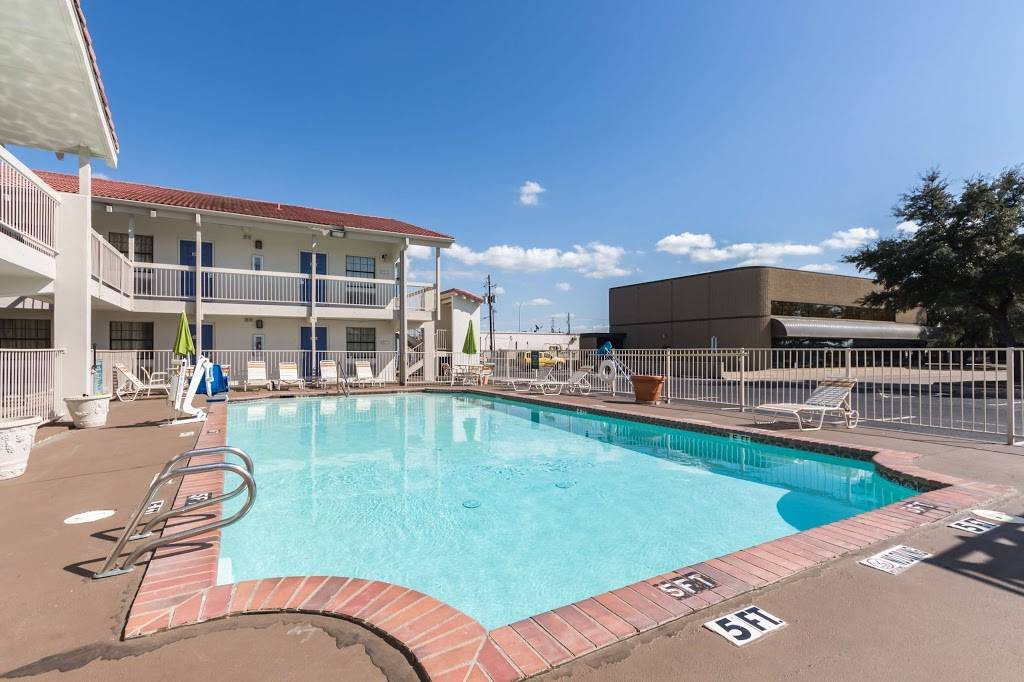 Motel 6 Dallas, TX - Farmers Branch | 13235 N Stemmons Fwy, Farmers Branch, TX 75234, USA | Phone: (972) 620-7333