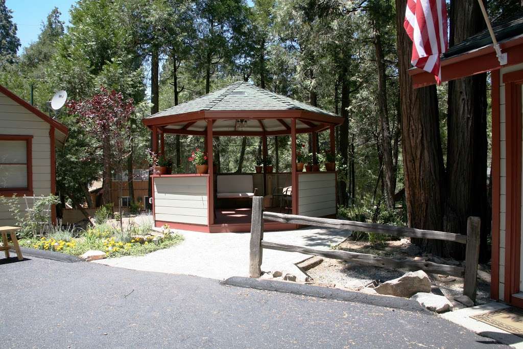 Crest Lodge Historic Mountain Inn | 23508 Lake Dr, Crestline, CA 92325, USA | Phone: (909) 338-4792