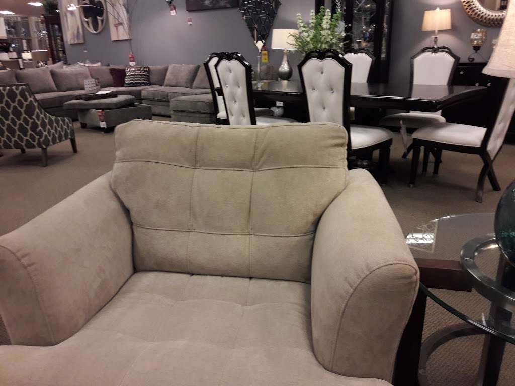 Raymour & Flanigan Furniture and Mattress Store | 2005 Broadhollow Rd, Farmingdale, NY 11735 | Phone: (631) 768-8243