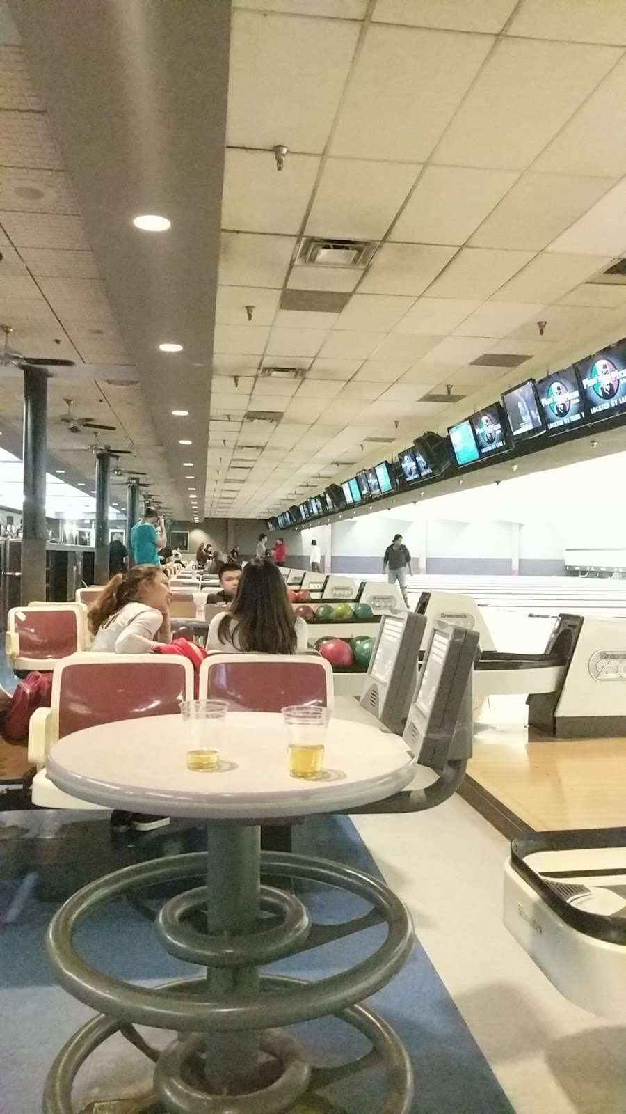 Cal Bowl | 2500 E Carson St, Lakewood, CA 90712, USA | Phone: (562) 421-8448