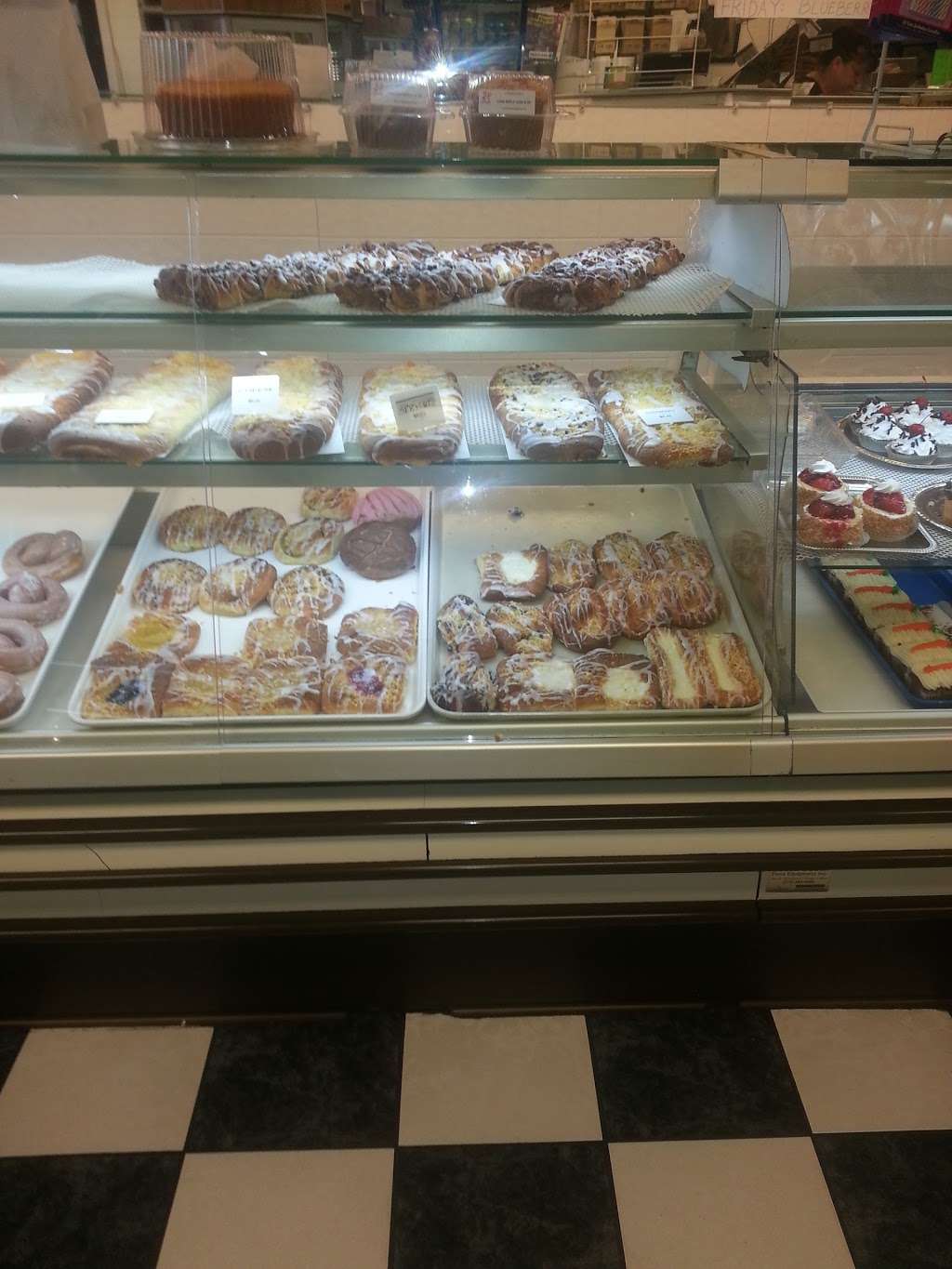 La Petite Pastry II | 5610 W 63rd St, Chicago, IL 60638 | Phone: (773) 735-7383