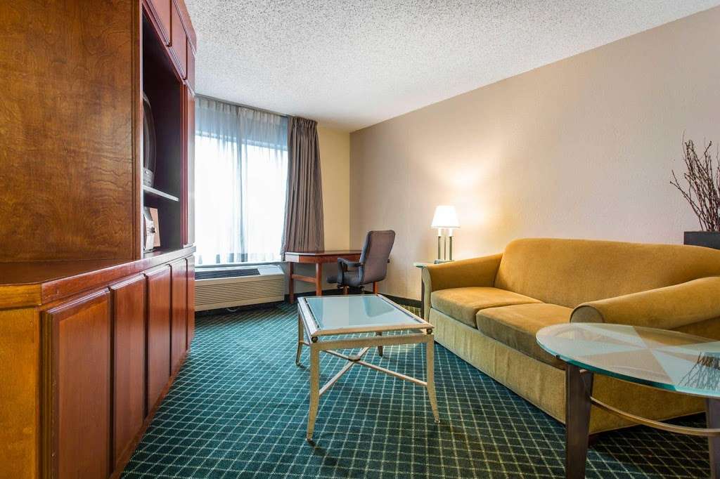 Econo Lodge Inn & Suites Airport | 3415 Queen City Dr, Charlotte, NC 28208, USA | Phone: (704) 392-0600