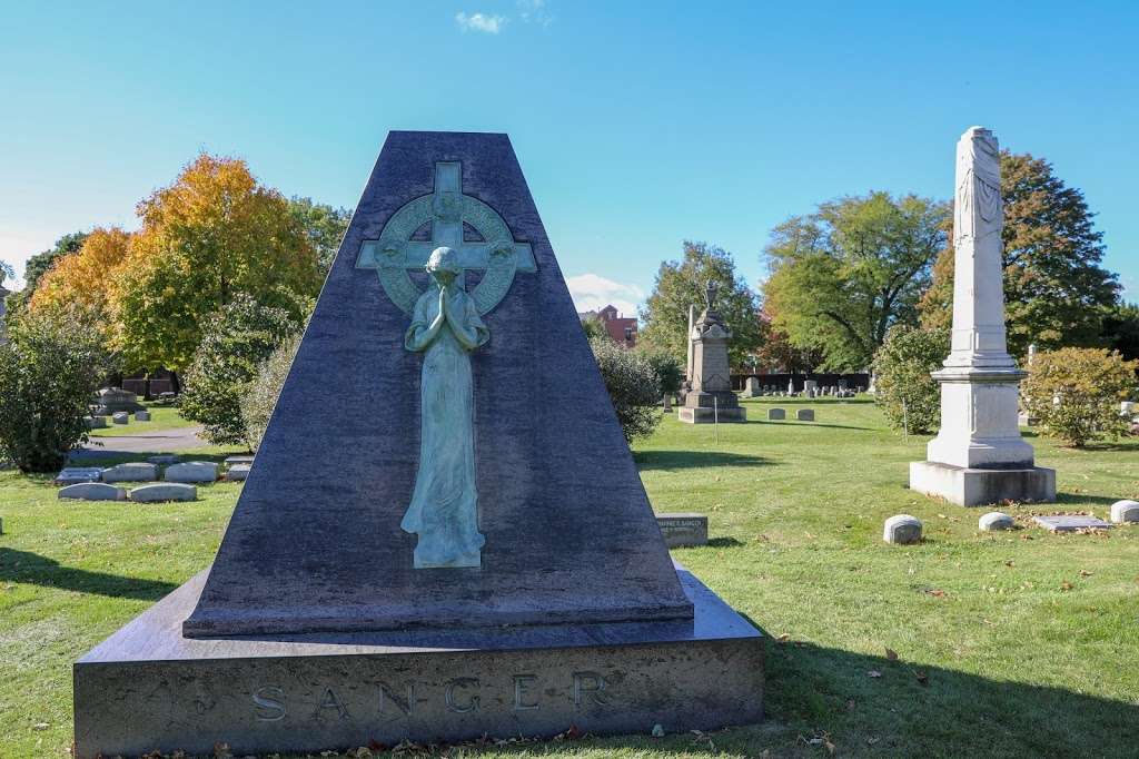 Graceland Cemetery | 4001 N Clark St, Chicago, IL 60613 | Phone: (773) 525-1105