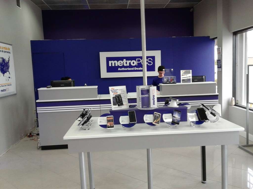 Metro by T-Mobile | 4878 NW 167th St, Miami Lakes, FL 33014, USA | Phone: (305) 623-2000