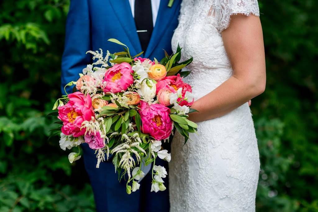 Appleblossom Flowers Wedding Stylists | 1934 Laurel Ave, St Paul, MN 55104, USA | Phone: (651) 699-4532