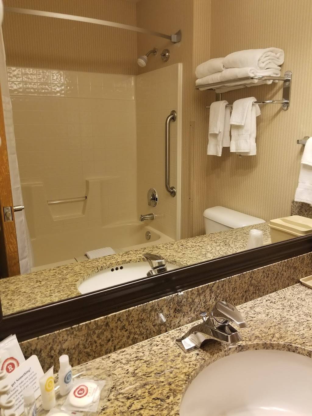 Comfort Suites | 15929 SE McKinley Ave, Clackamas, OR 97015, USA | Phone: (503) 723-3450