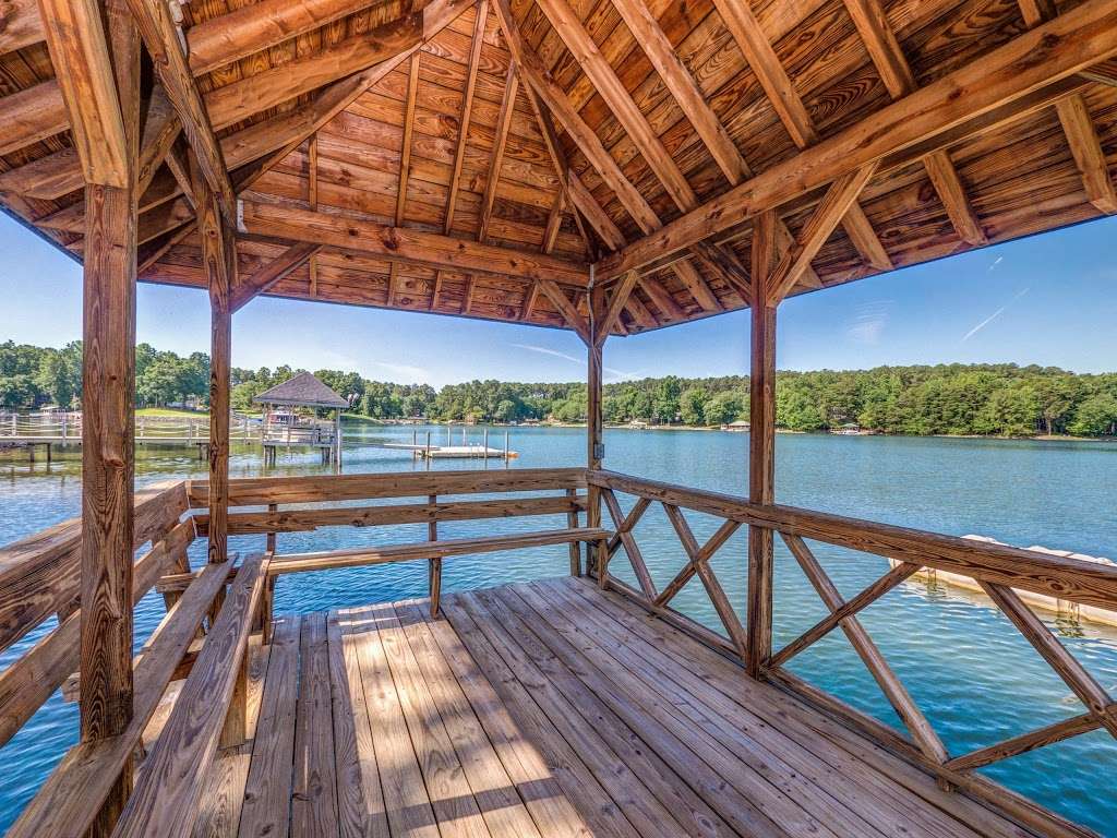 Lake Norman Hideaway Vacation Home | 135 Misty Cove Ln, Mooresville, NC 28117, USA | Phone: (704) 924-0510