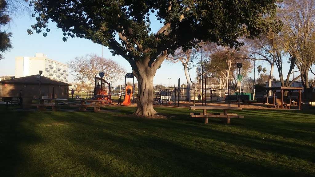 Simms Park | 16614 Clark Ave, Bellflower, CA 90706, USA | Phone: (562) 866-7510