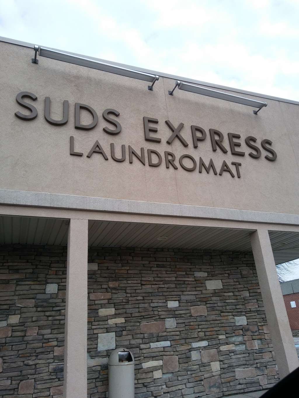 Suds Express | 906 E 8th St, Anderson, IN 46012, USA | Phone: (765) 641-1103