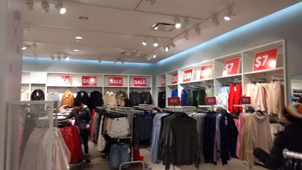 H&M | 150 W Roosevelt Rd, Chicago, IL 60605, USA | Phone: (855) 466-7467