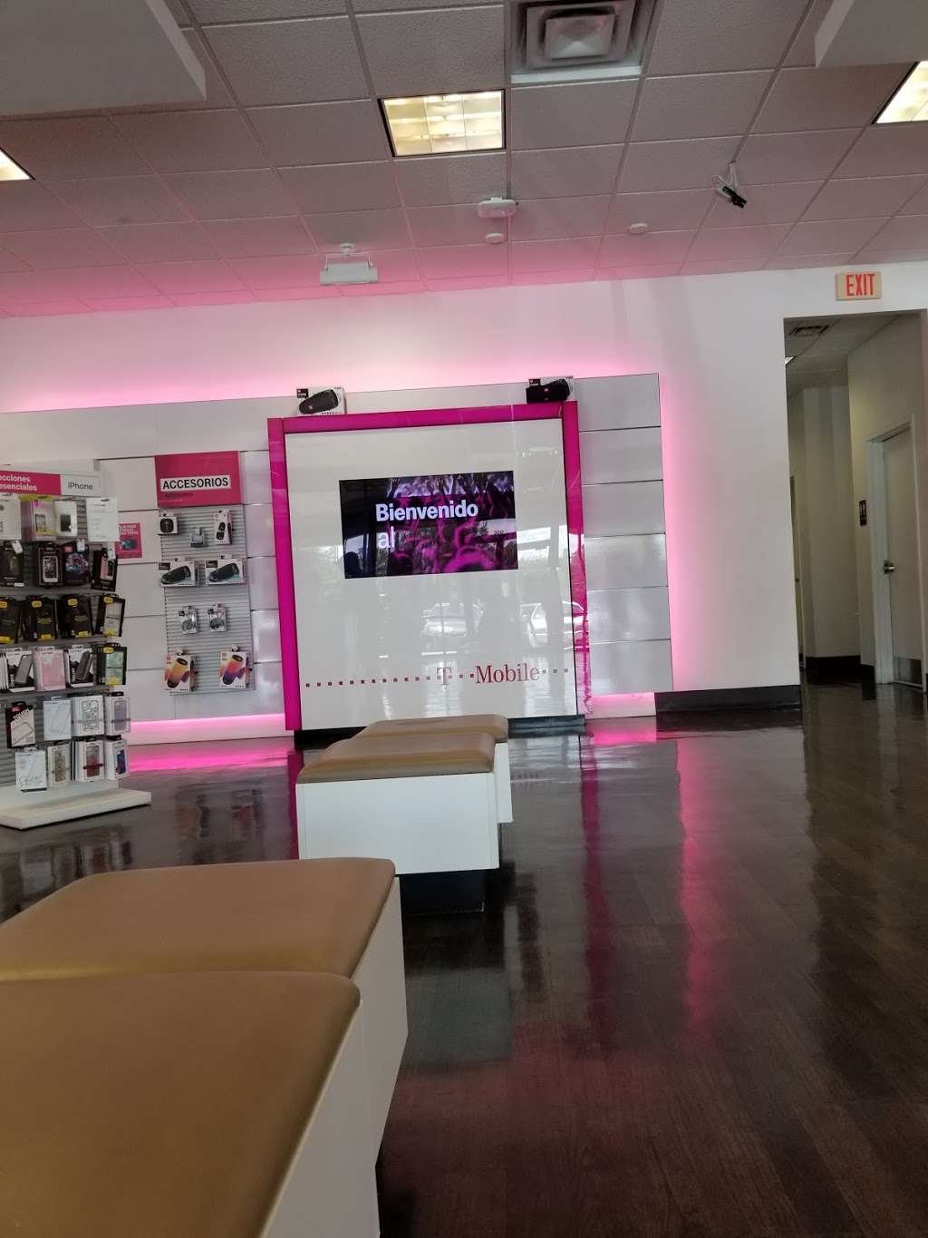 T-Mobile | 9751 Webb Chapel Rd Suite 300, Dallas, TX 75220, USA | Phone: (214) 351-9417