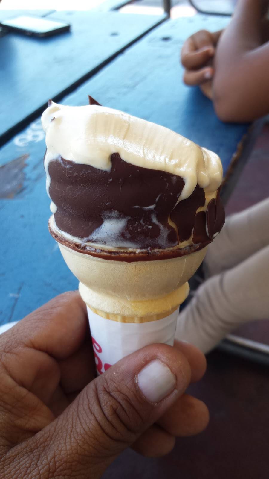 Fosters Freeze | 999 South La Brea Blvd, Inglewood, CA 90301, USA | Phone: (310) 673-2967