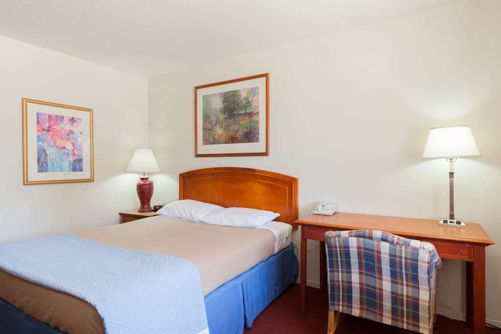 Days Inn by Wyndham Castaic Six Flags Magic Mountain | 31410 Castaic Rd, Castaic, CA 91384, USA | Phone: (661) 295-1070