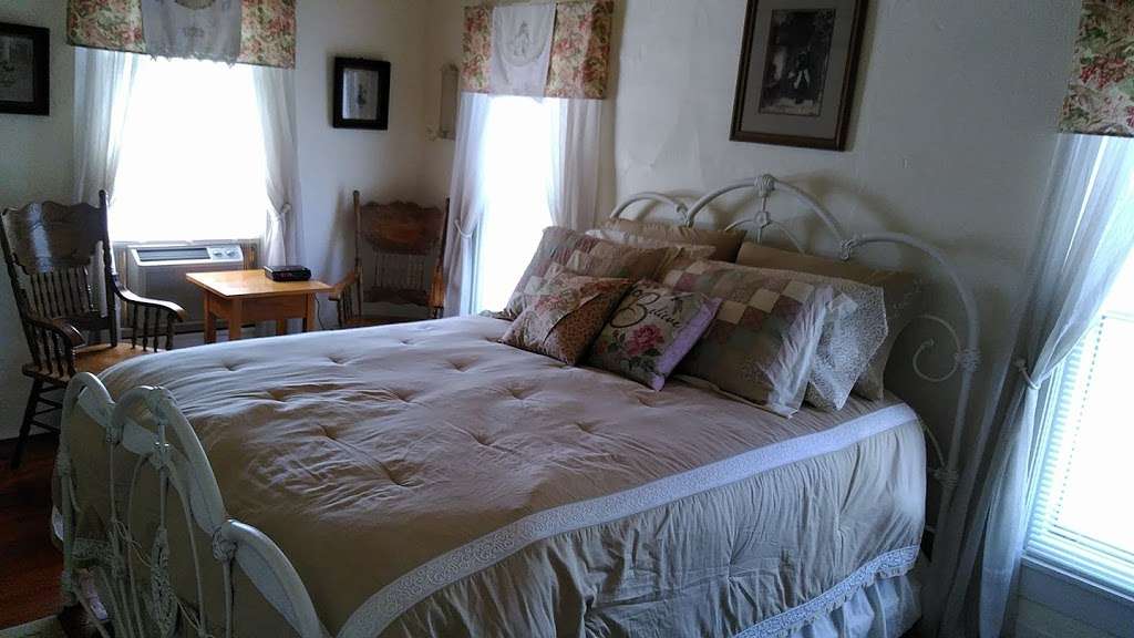 Maris House Bed & Breakfast | 200 E School St, Hamilton, MO 64644, USA | Phone: (660) 973-3951
