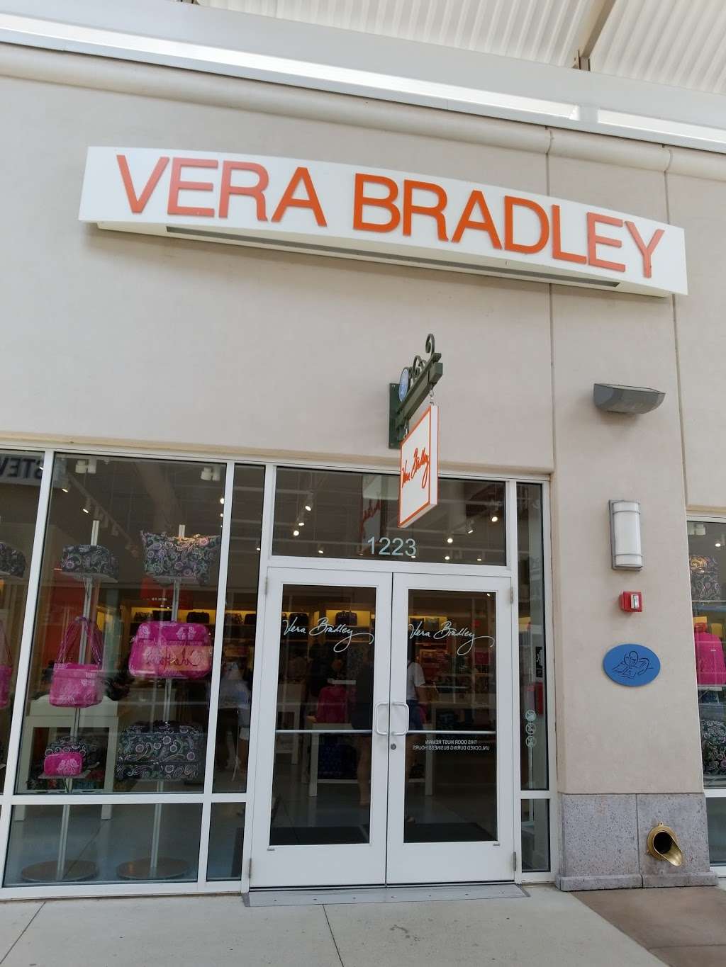 Vera Bradley Factory Outlet | 18 W Lightcap Rd Suite 1223, Pottstown, PA 19464 | Phone: (610) 323-1366